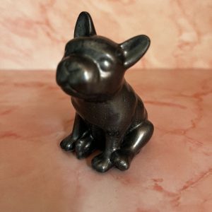 Chien noir en résine époxy