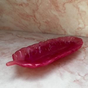 Vide poche plume fuchsia en résine époxy