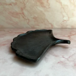 VIDE POCHE FEUILLE DE GINKGO NOIR EN RESINE EPOXY
