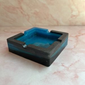 cendrier bleu et noir en résine époxy