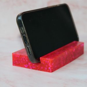 Porte téléphone fushia en résine époxy