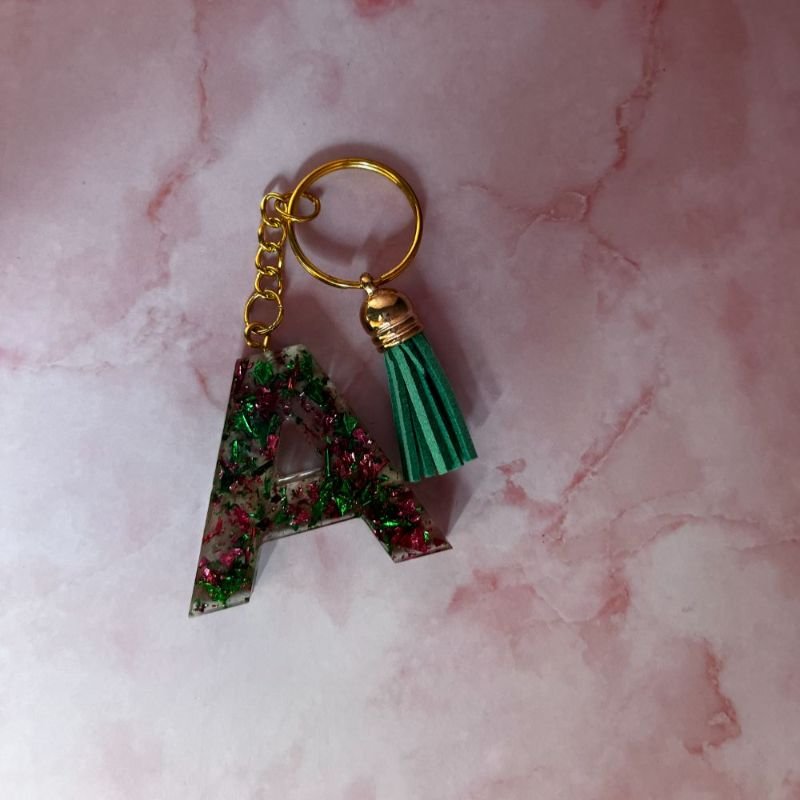 porte clé A vert et fushia en résine époxy