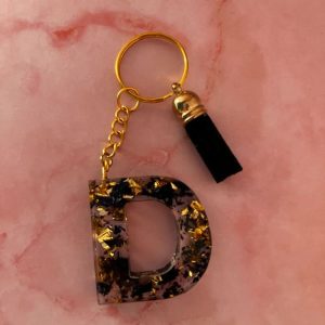 PORTE CLE D NOIR ET DOREE EN RESINE EPOXY