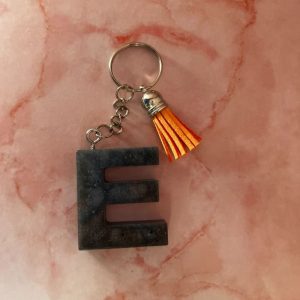 PORTE CLE E GRIS EN RESINE EPOXY