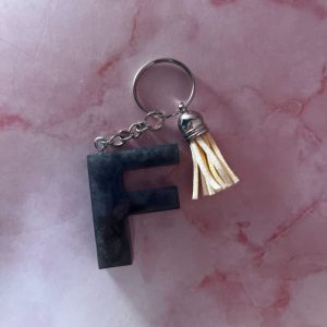 PORTE CLE F GRIS EN RESINE EPOXY