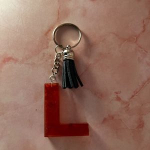 PORTE CLE L MARRON EN RESINE EPOXY