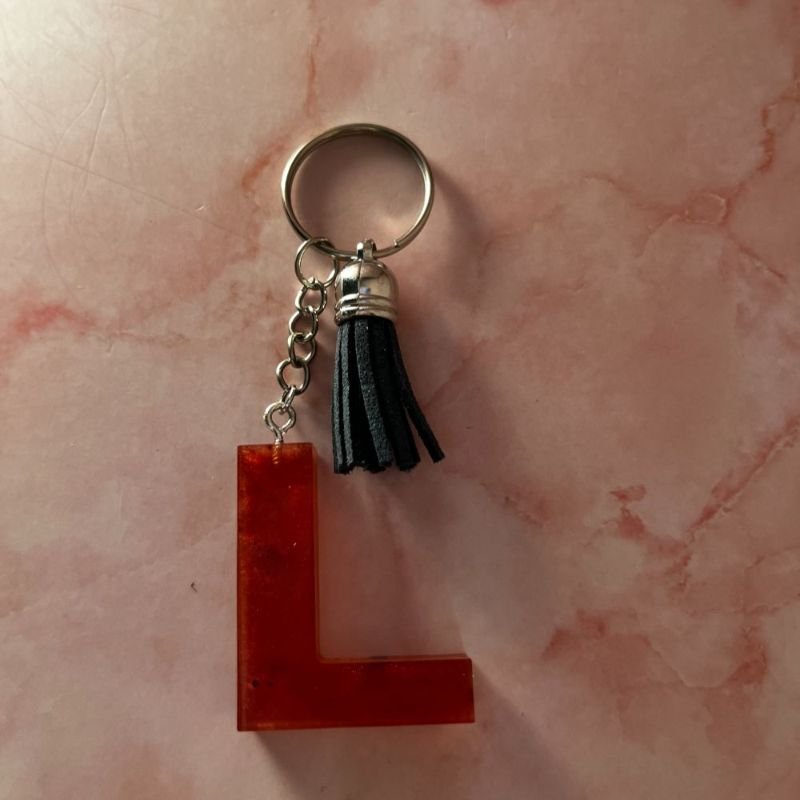 PORTE CLE L MARRON EN RESINE EPOXY
