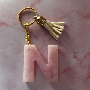 PORTE CLE N ROSE EN RESINE EPOXY