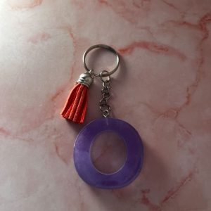 PORTE CLE O VIOLET EN RESINE EPOXY