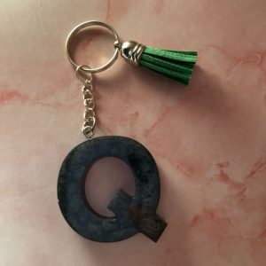 PORTE CLE Q NOIR EN RESINE EPOXY