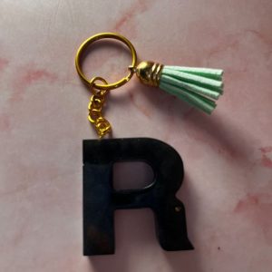 PORTE CLE R NOIR EN RESINE EPOXY