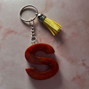 PORTE CLE S MARRON EN RESINE EPOXY