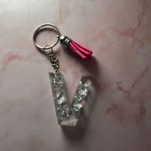 PORTE CLE V ARGENTE EN RESINE EPOXY
