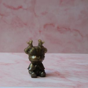 biche noir et doré en résine époxy