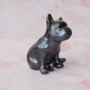 chien violet en résine époxy