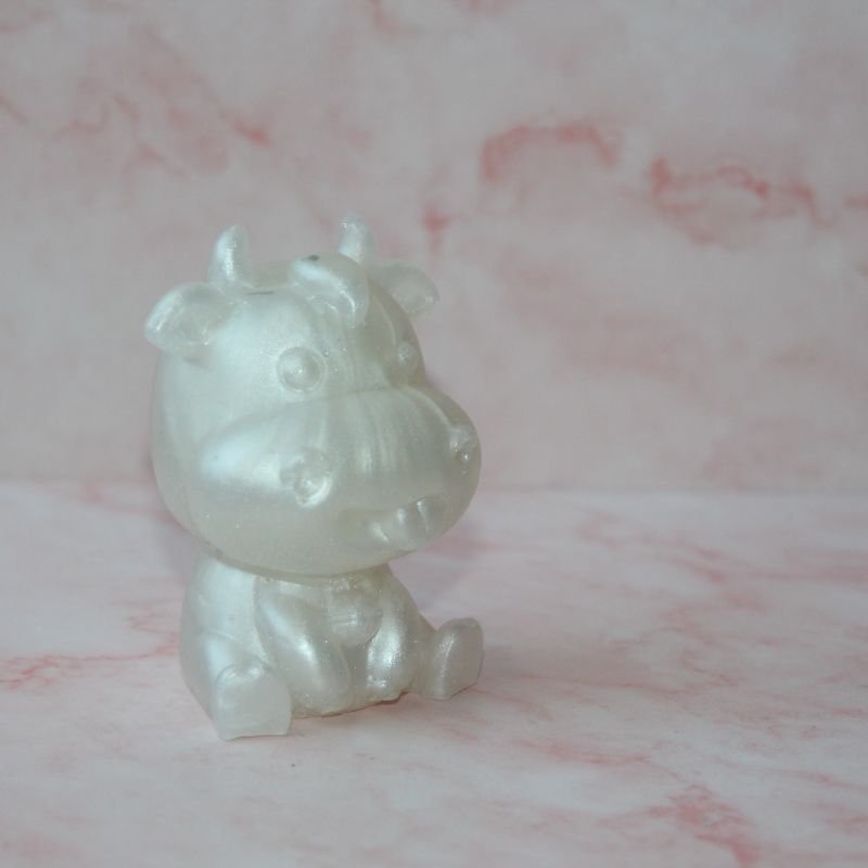 vache blanc en résine époxy