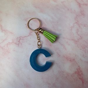 Porte clef C bleu en résine époxy